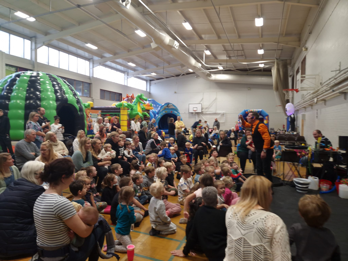 Halloween bubble show Wimborne, October half-term bubble show Wimborne, Children's entertainer bubble show Wimborne